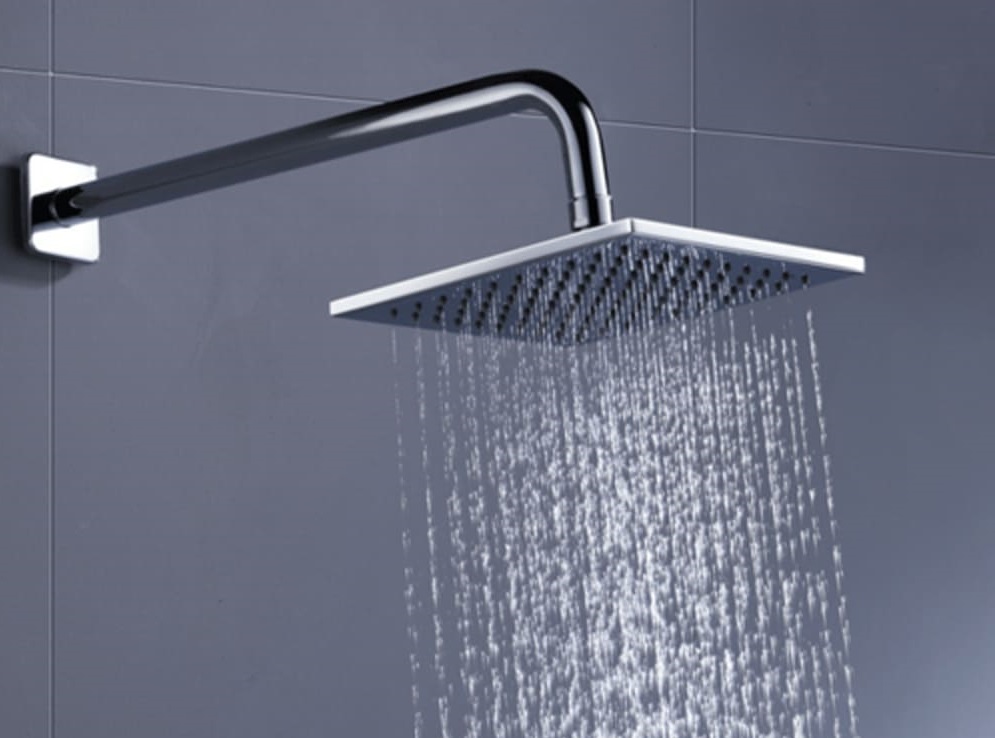 Fluitende douche: kalkafzetting en hoge waterdruk veroorzaken een piepend geluid in de douchekop"||||