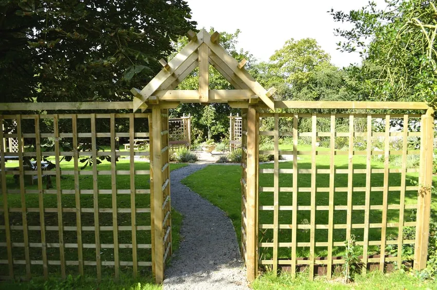 verticale tuin ideeën, trellis ideeën, tuin hek met trellis