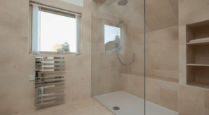 Moderne inloopdouche renovatie in Nederlandse badkamer met waterdichte tegels