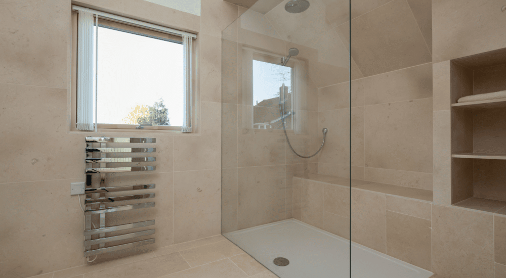 Moderne inloopdouche renovatie in Nederlandse badkamer met waterdichte tegels